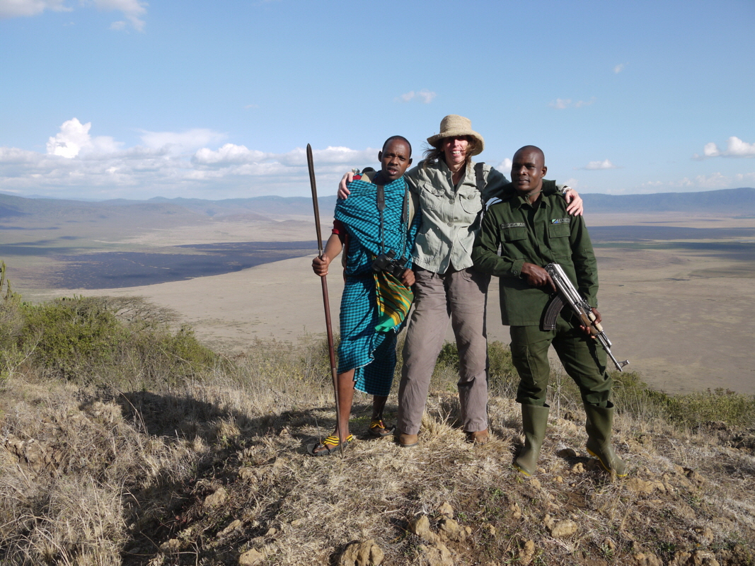 Ngorongoro Wanderung am Kraterrand November 2020 -  gut beschützt vom mir 